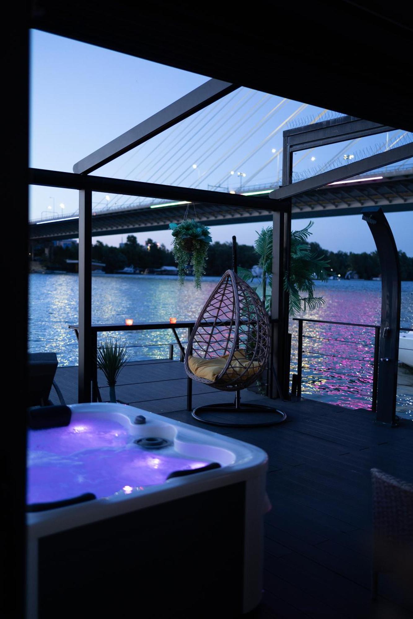 Ada Moment Splav- Kuca Na Reci Beograd- Floating House On Sava River ,Белград Екстериор снимка