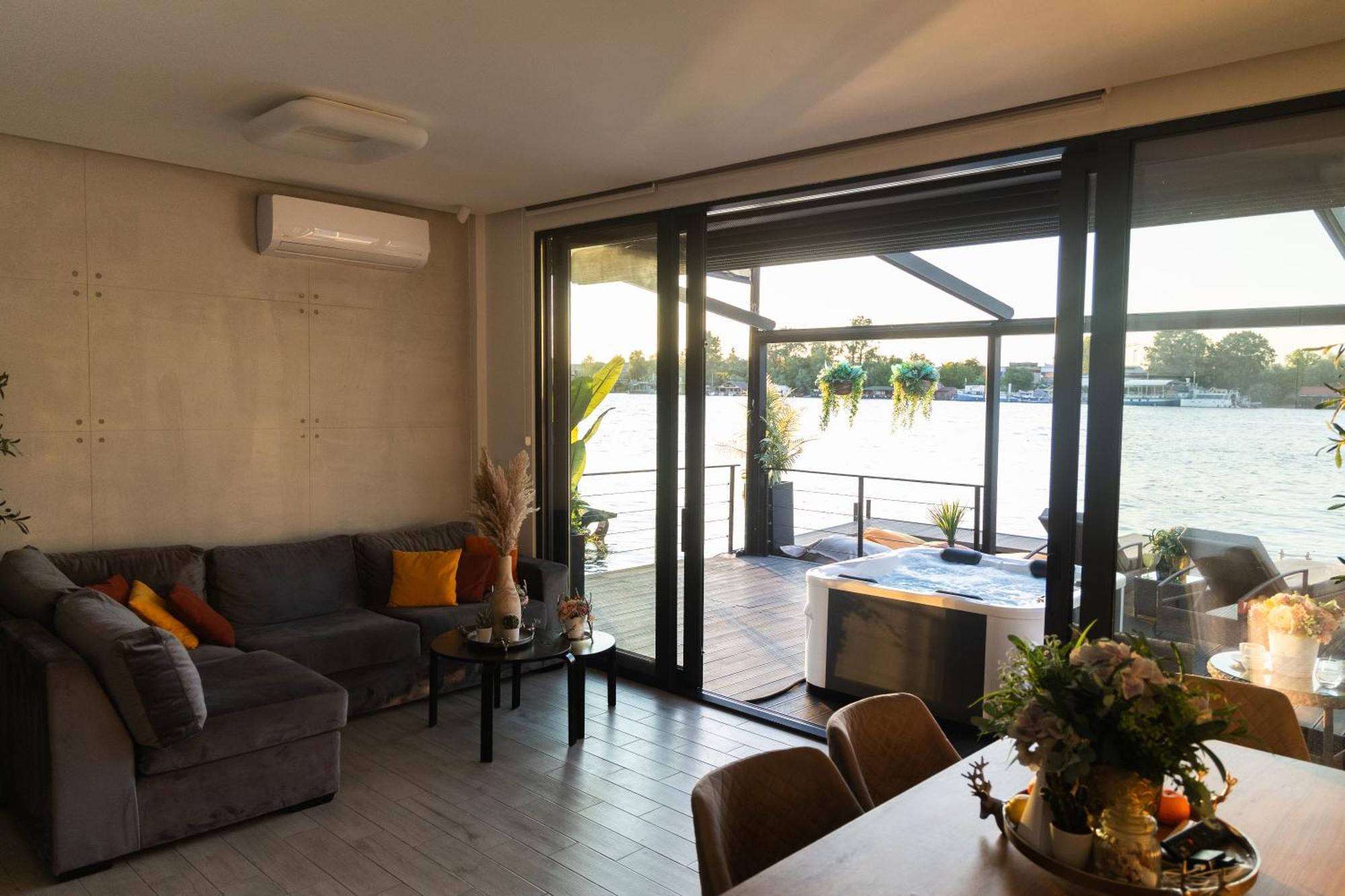 Ada Moment Splav- Kuca Na Reci Beograd- Floating House On Sava River ,Белград Екстериор снимка