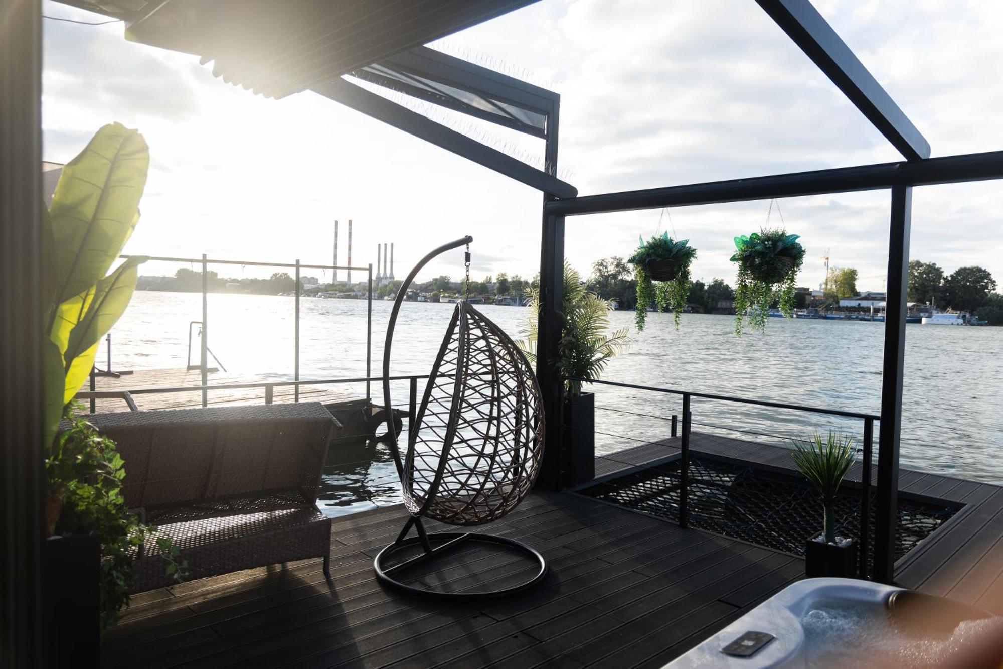 Ada Moment Splav- Kuca Na Reci Beograd- Floating House On Sava River ,Белград Екстериор снимка