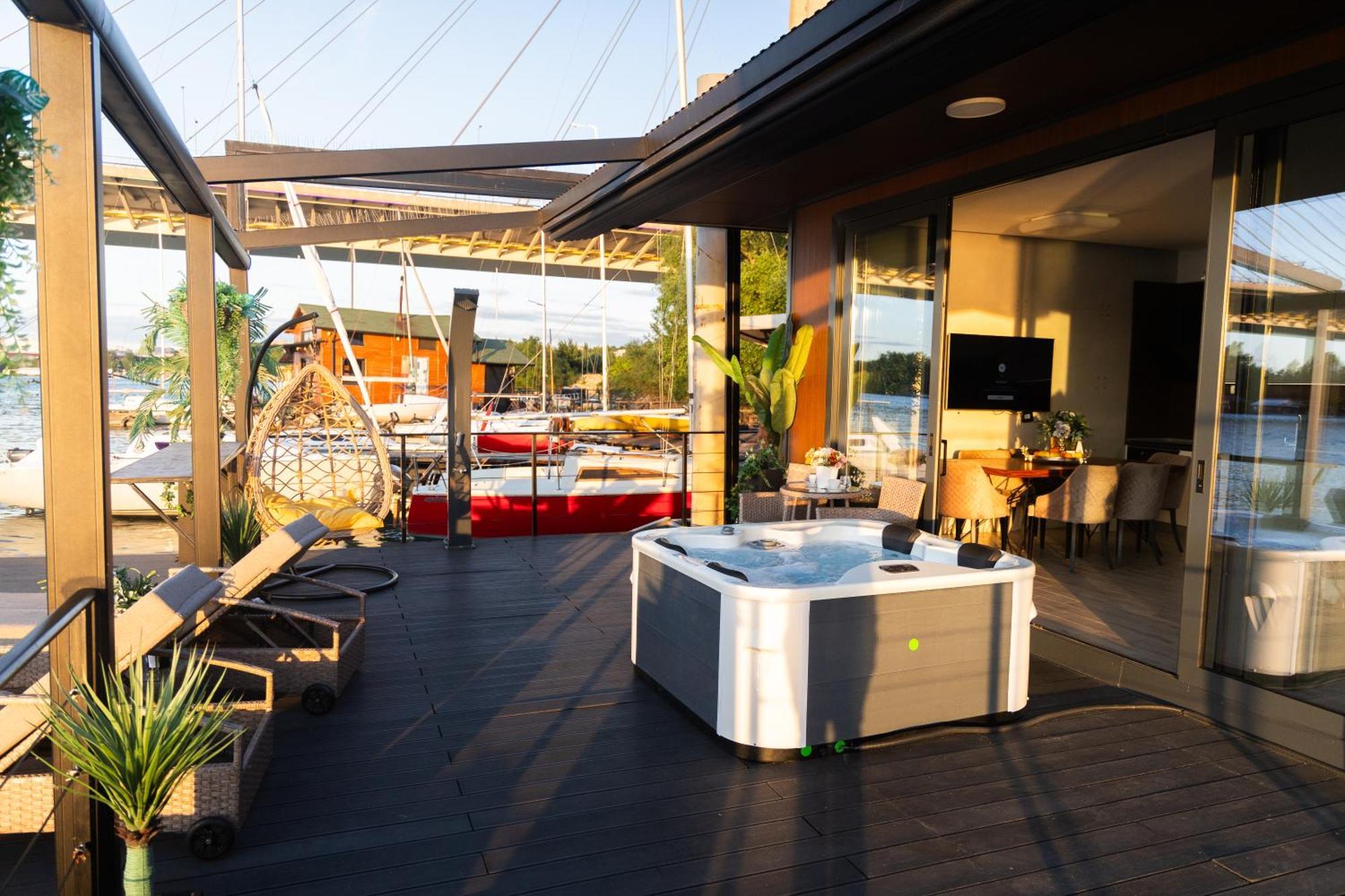 Ada Moment Splav- Kuca Na Reci Beograd- Floating House On Sava River ,Белград Екстериор снимка