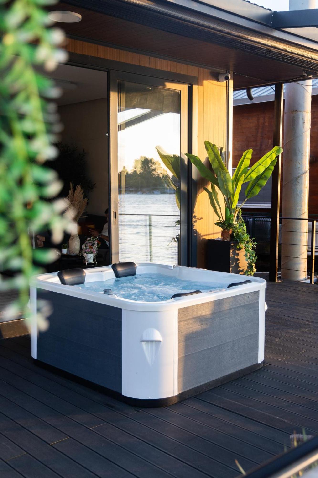 Ada Moment Splav- Kuca Na Reci Beograd- Floating House On Sava River ,Белград Екстериор снимка